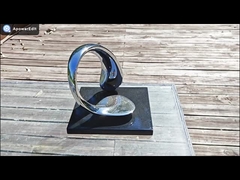 Pequenas esculturas de aço inoxidável