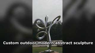 Esta escultura abstrata linear de espelho em aço inoxidável apresenta curvas fluidas e entrelaçadas