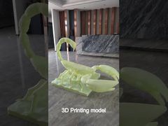 A escultura do escorpião em bronze apresenta um design realista e majestoso