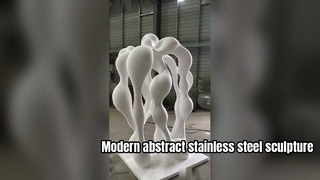 A superfície do espelho da escultura abstrata que reflete o ambiente circundante