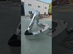 Esta escultura abstrata e simplificada de aço inoxidável adota polimento espelhado de alto nível