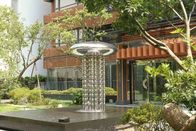 Grande escultura exterior do jardim moderno, superfície de aço inoxidável da fonte lustrada