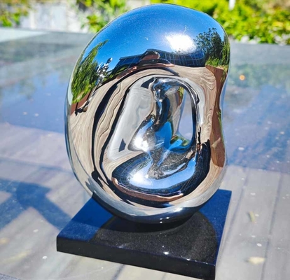 Pequena escultura moderna de aço inoxidável para decoração interna